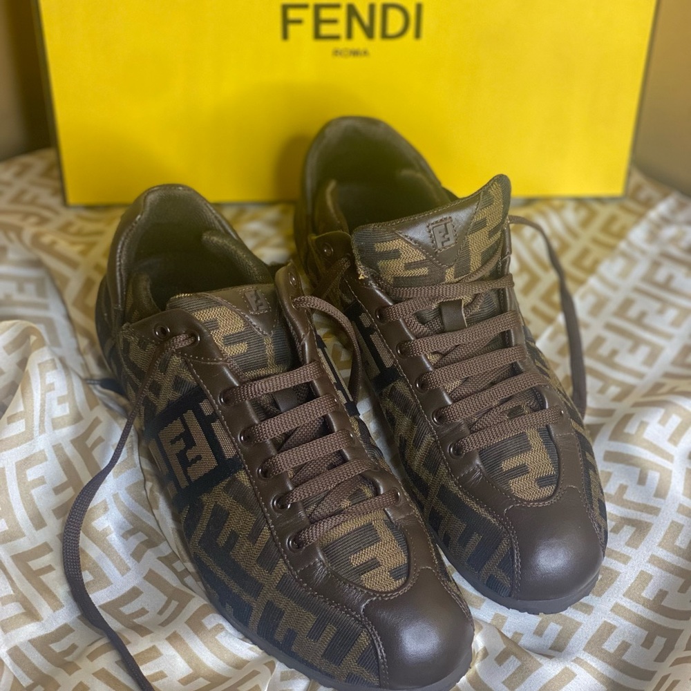 🌺FENDI SNEAKERS SIZE 39🌺